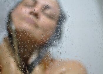 Qual o tempo correto para ficar tomando banho e evitar envelhecimento precoce?