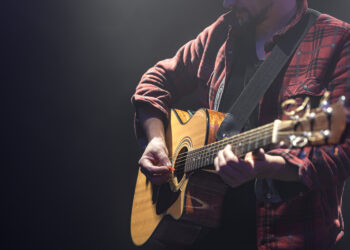 Cantor famoso que chegou a ganhar R$ 200 mil por mês perde tudo e hoje está morando de favor