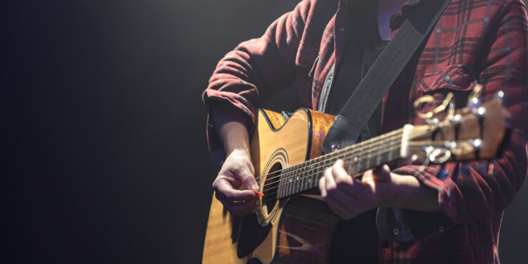 Cantor famoso que chegou a ganhar R$ 200 mil por mês perde tudo e hoje está morando de favor