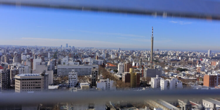 País que faz fronteira com o Brasil tem salário mínimo de luxo e brasileiros já estão se mudando