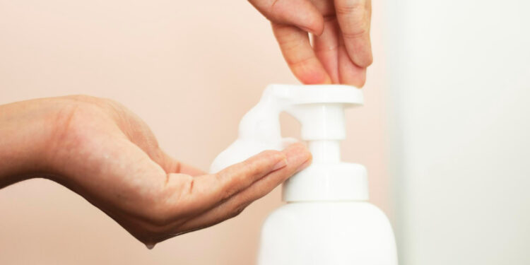 Sabonete que vários brasileiros usam foi oficialmente proibido pela Anvisa