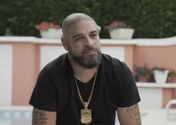 Logo após mãe cair em golpe, Adriano é cobrado por dívida de R$ 230 mil