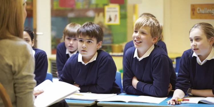 Alunos do ensino fundamental recebem salário para estudar e podem sacar até US$ 187 nos bancos deste país