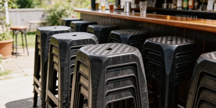 Para que serve aquele buraco redondo nas cadeiras de plástico?