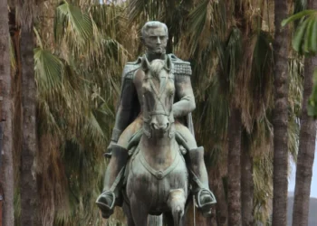 Estátua mudou de lugar em Porto Alegre e quase foi erguida em cima de uma ponte