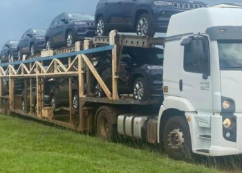 Avô de 15 netos tirou R$ 2 milhões do bolso para presentear cada um com carro de luxo