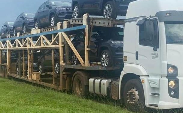 Avô de 15 netos tirou R$ 2 milhões do bolso para presentear cada um com carro de luxo