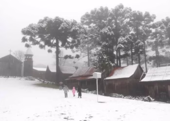 Cidade brasileira virou destino para quem quer brincar com neve no inverno