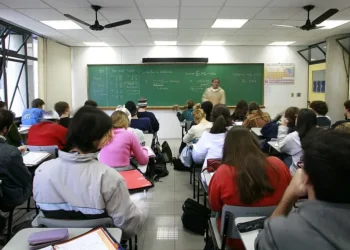 Ano letivo vai seguir mudanças no ensino médio de 2026 e pais e alunos estão com dúvidas