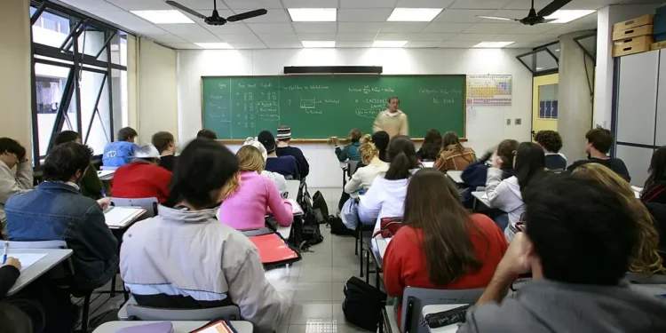 Ano letivo vai seguir mudanças no ensino médio de 2026 e pais e alunos estão com dúvidas