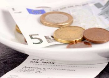 Taxa de serviço nos restaurantes não é cobrada e fica excluída da cultura destes países