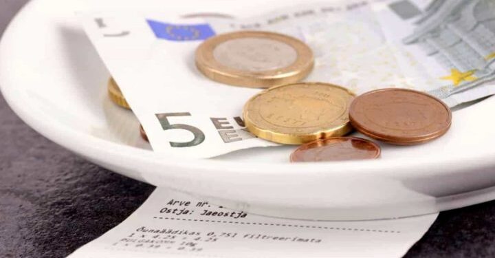 Taxa de serviço nos restaurantes não é cobrada e fica excluída da cultura destes países