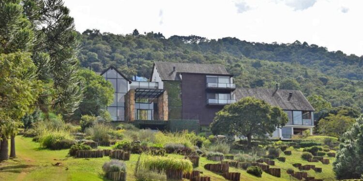 Após comprar jatinho de R$ 538 milhões, empresário coloca hotel à venda por menos da metade do preço