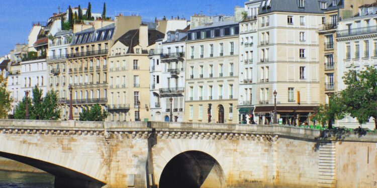 Cantor famoso deixou a vida agitada para morar em uma ilha discreta da Europa