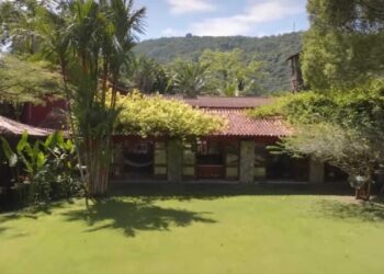 Mansão gigante e com decoração de luxo pertence à milionária da Globo