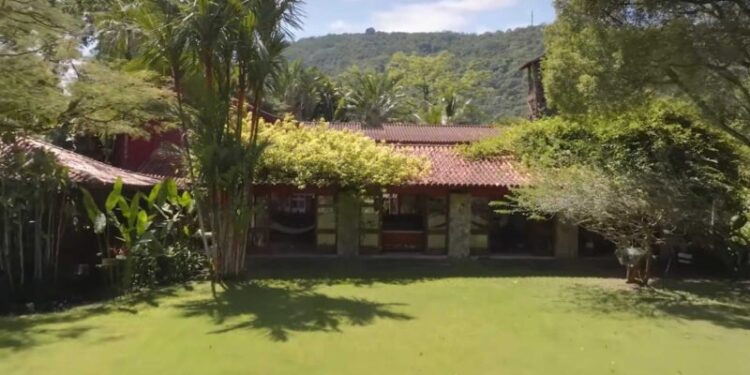 Mansão gigante e com decoração de luxo pertence à milionária da Globo