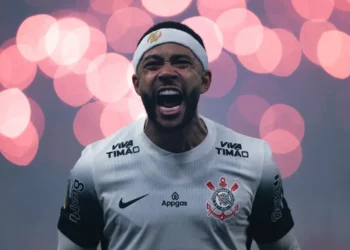 Memphis Depay surpreende e aparece lado a lado de Maísa