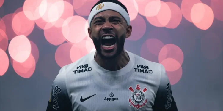 Memphis Depay surpreende e aparece lado a lado de Maísa