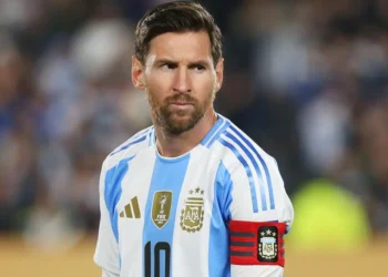 Enquanto Brasil espera Neymar na Copa, Messi está impedido de ser registrado na Argentina