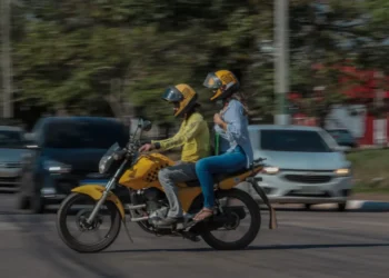 Para conter criminalidade, governo proíbe motos com passageiro na garupa neste país; multa é de R$ 2,1 mil