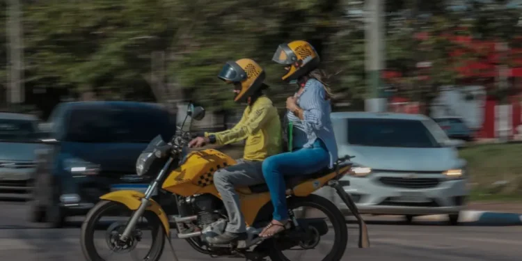 Para conter criminalidade, governo proíbe motos com passageiro na garupa neste país; multa é de R$ 2,1 mil