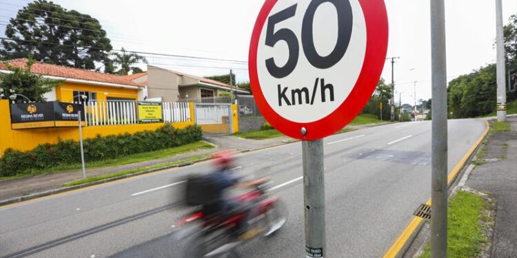 Velocidade máxima nas estradas foi alterada e aumentada nas principais vias de capital