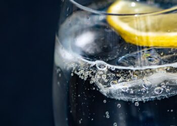 Tomar esta bebida ao acordar pode aliviar condição que afeta 15% da população mundial