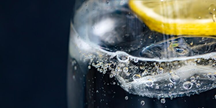 Tomar esta bebida ao acordar pode aliviar condição que afeta 15% da população mundial