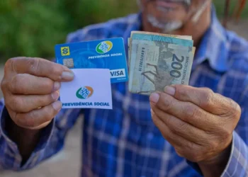 Idosos recebem benefício de quase R$ 20.000 além da aposentadoria