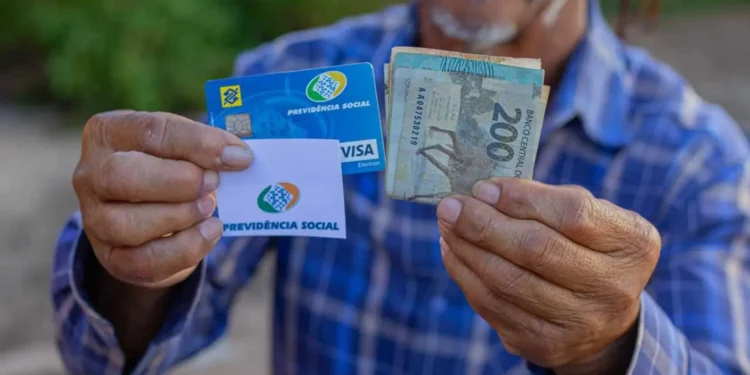 Idosos recebem benefício de quase R$ 20.000 além da aposentadoria