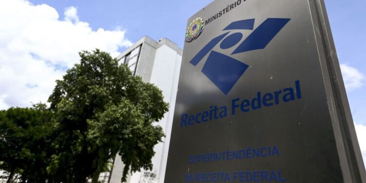 Enquanto salário mínimo é de R$ 1.621, Governo arrecada R$ 325,8 bilhões impostos em janeiro