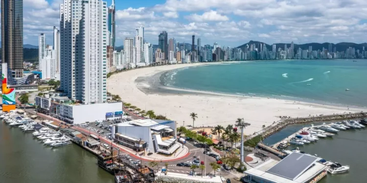 Mansão na beira do mar