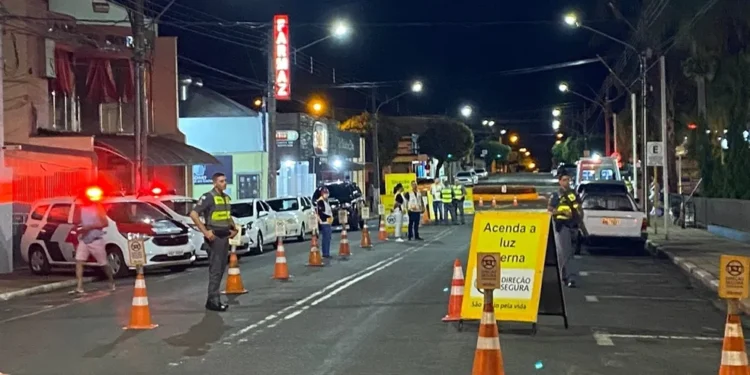 Carros podem ser apreendidos na blitz por falta de pagamento no IPVA?