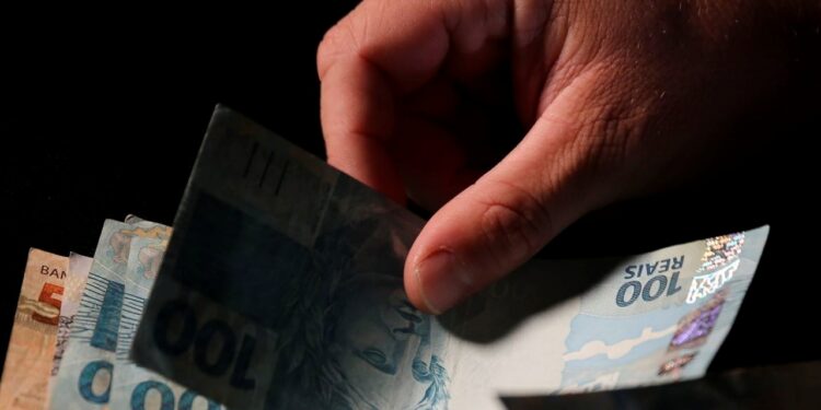 Caixa libera saque de até R$ 1.000 para brasileiros até 05/03