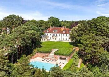 Ex-jogador que jogou no Campeonato Inglês está vendendo mansão à beira-mar por quase R$ 60 milhões