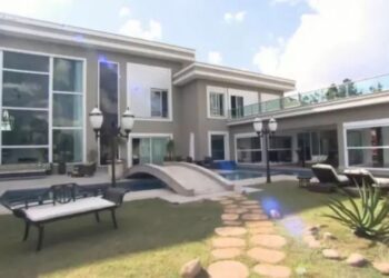 Irmão de Zezé Di Camargo tem mansão com cozinha enorme e patrimônio de R$ 77 milhões