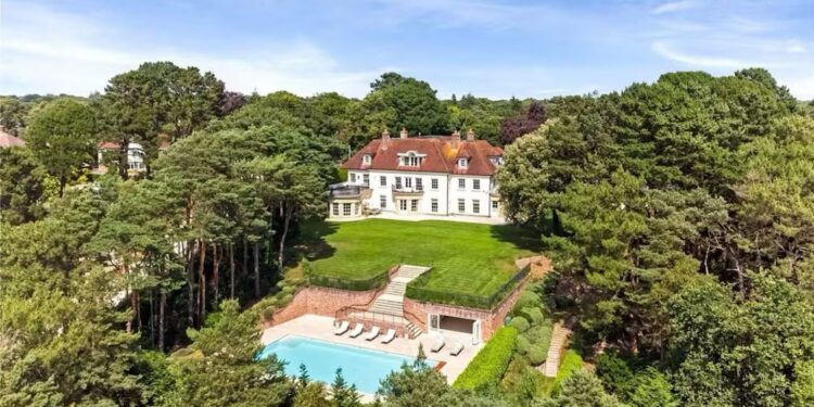 Ex-jogador que jogou no Campeonato Inglês está vendendo mansão à beira-mar por quase R$ 60 milhões