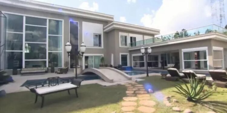 Irmão de Zezé Di Camargo tem mansão com cozinha enorme e patrimônio de R$ 77 milhões