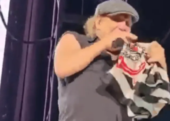 Astro inglês aparece com bandeira do Corinthians e agita público em apresentação