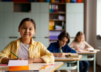Alunos do ensino fundamental recebem “salário” para estudar neste país