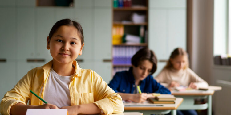 Alunos do ensino fundamental recebem “salário” para estudar neste país