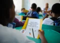 Professora perde a paciência e faz denúncia importante em escola