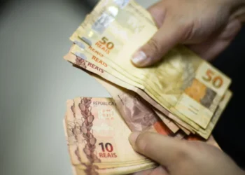 Enquanto salário mínimo de R$ 2.400 é aprovado, desembargador recebe R$ 384 mil em janeiro