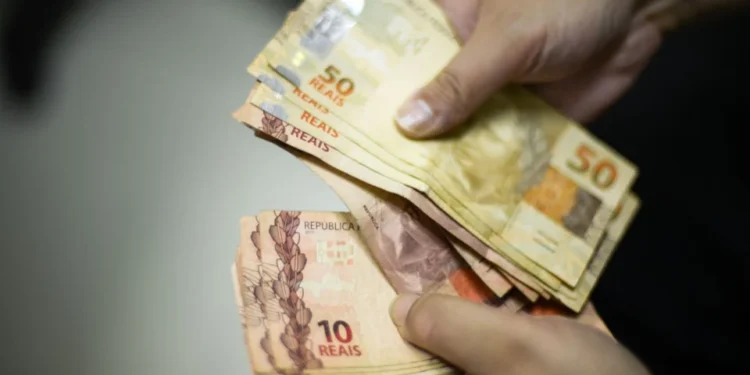 Enquanto salário mínimo de R$ 2.400 é aprovado, desembargador recebe R$ 384 mil em janeiro