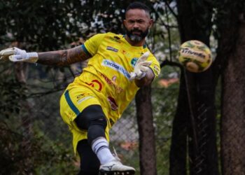 Goleiro Bruno passou mal na sua volta ao futebol
