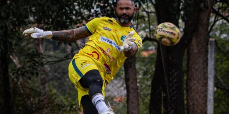 Goleiro Bruno passou mal na sua volta ao futebol