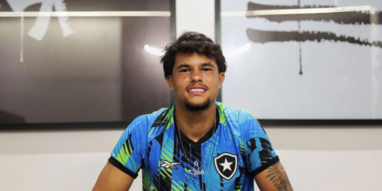 Goleiro Bruno assina contrato profissional com o Botafogo