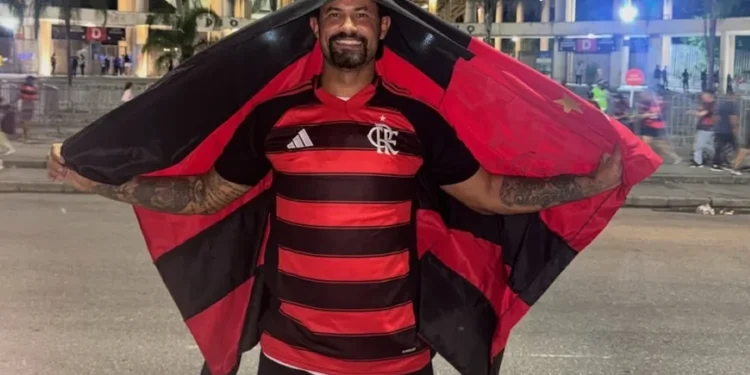 Goleiro Bruno está de volta e veste a camisa do Flamengo novamente