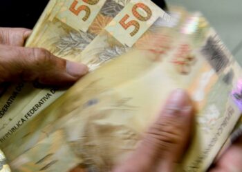 Governo pode pagar R$ 1.621 por mês a quem comprovar baixa renda