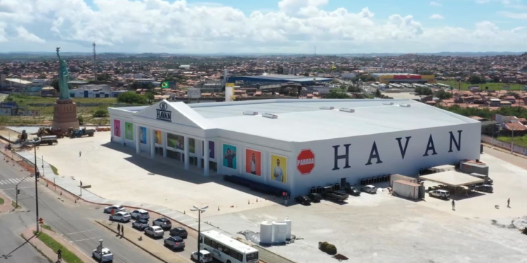 Enquanto Magazine Luiza paga salário-base, dono da Havan distribuiu R$ 90 milhões aos funcionários